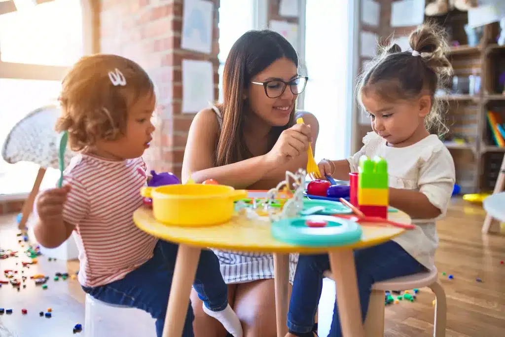 Tagesmutter spielt mit Kindern