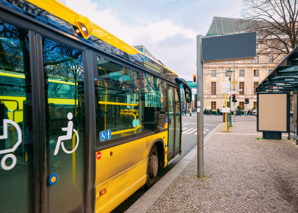 Bus mit Rollstuhlsymbol in Berlin