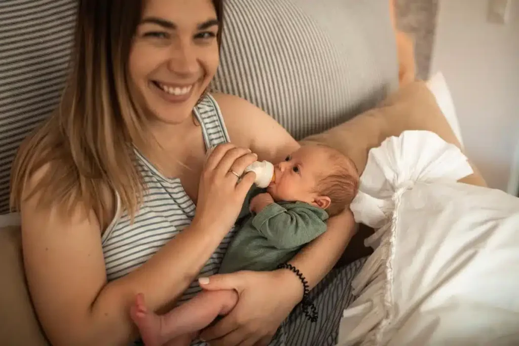 Mutter und Säugling mit Fläschchen