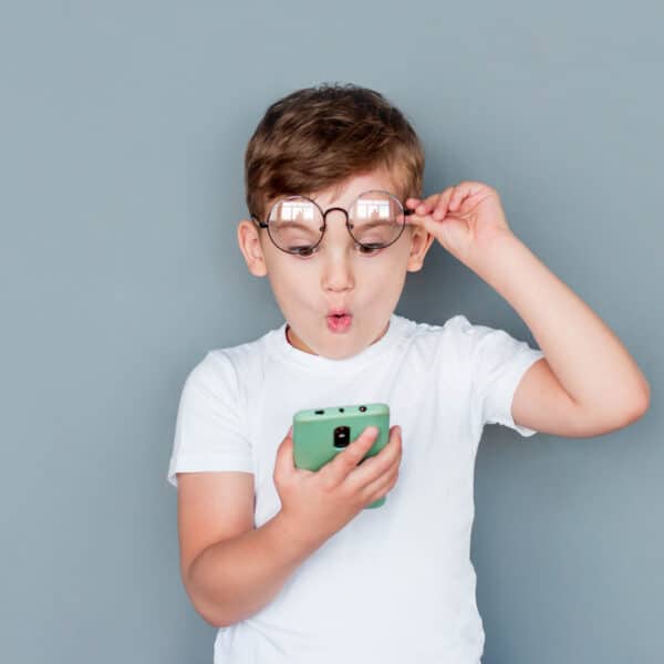 Grundschulkinder Smartphone