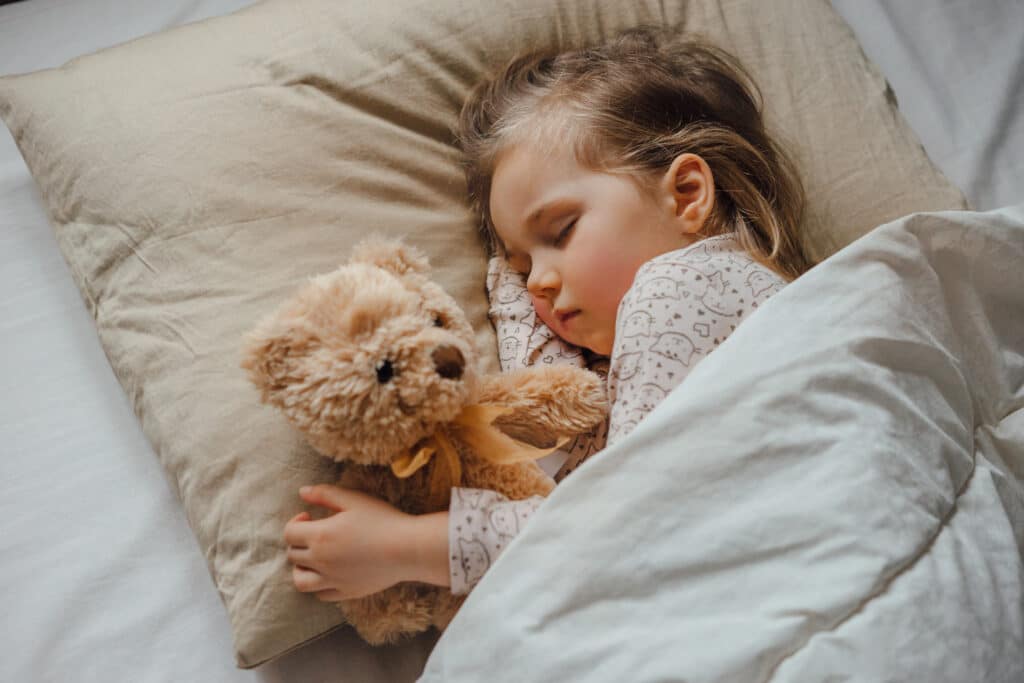 Mädchen im Kinderbett