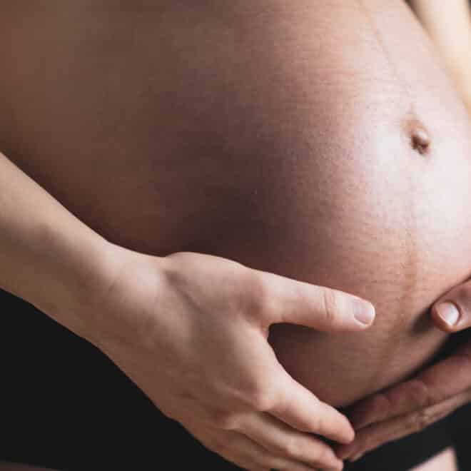 Linea nigra: Alles über die dunkle Linie auf dem Babybauch