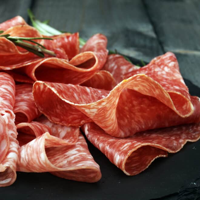 Salami-Rückruf bei REWE: Gesundheitsgefahr durch Salmonellen