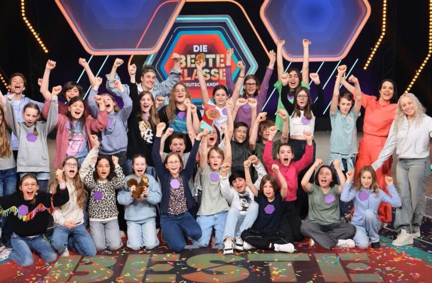 Die Klasse 6b vom Theodor-Heuss-Gymnasium Heilbronn mit Jannika und Lukas hat das Superfinale gewonnen! Tobi, Clarissa und Maria Ziffy freuen sich mit ihnen.