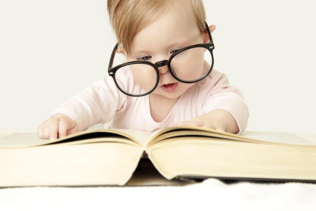 Baby liest Gewichtstabelle