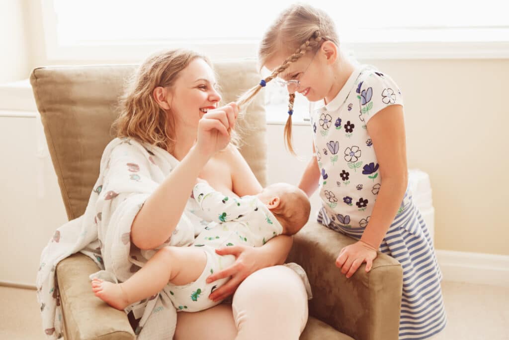 Mutter mit Baby und Geschwisterchen im Alltag