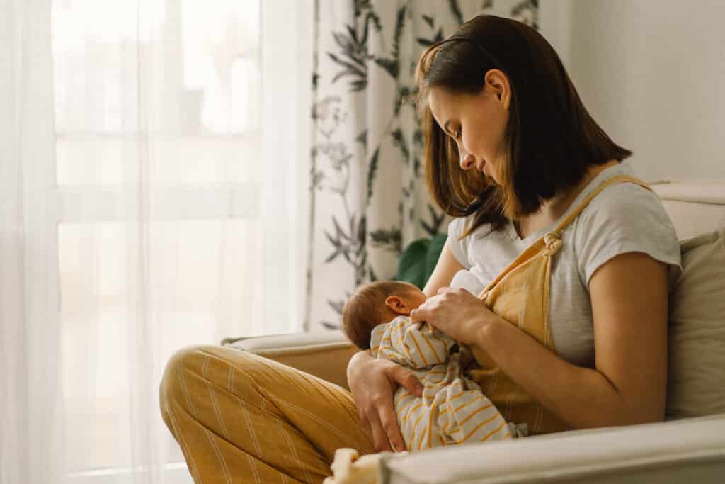 Baby 1 Monat - Ernährung und Schlaf
