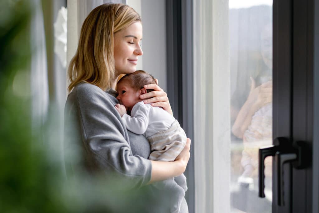 Mama und Baby nach der Geburt