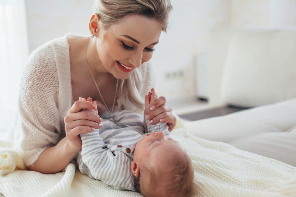 Emotionale und soziale Entwicklung Baby zwei Monate