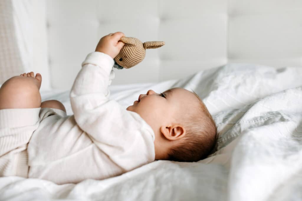 3 monatiges Baby halt Kuscheltier