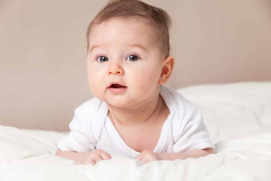 Dein Baby im 4. Monat: Entwicklung und Förderung