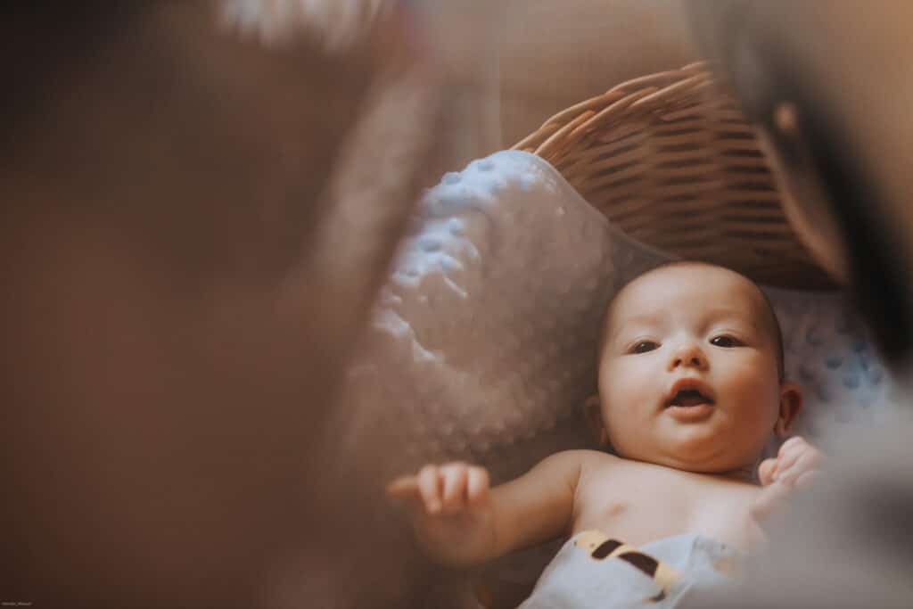 Baby drei Monate im Nestchen
