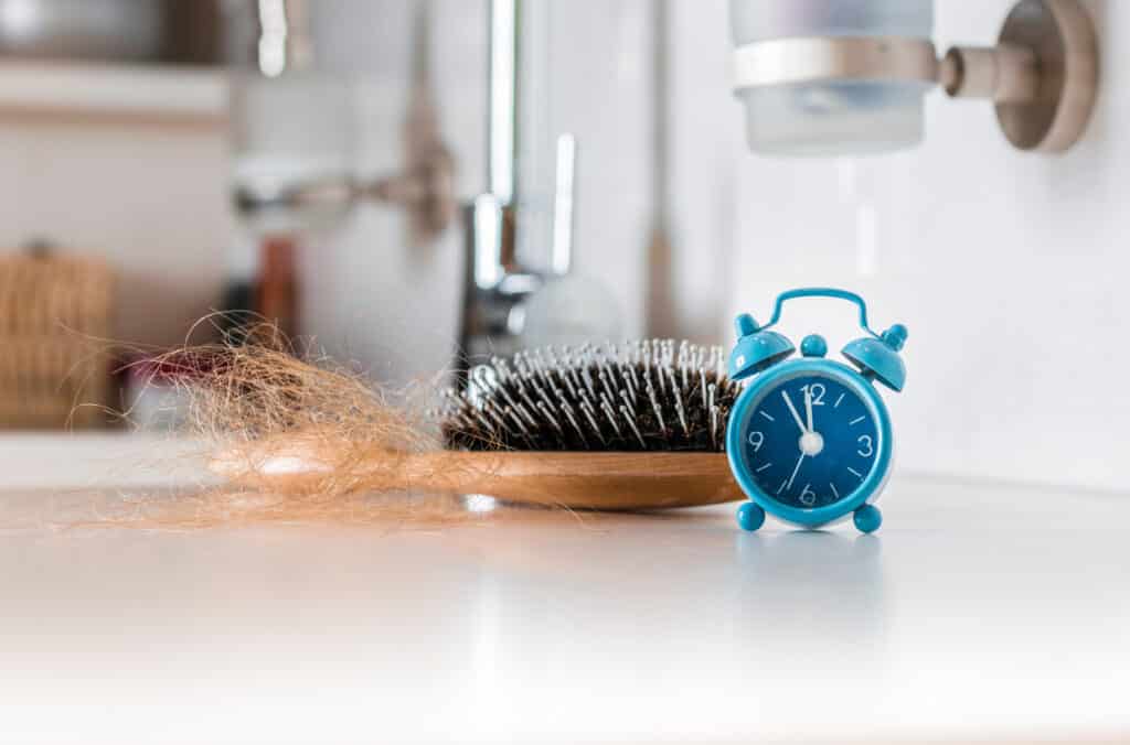 Bürste mit Haaren und Wecker