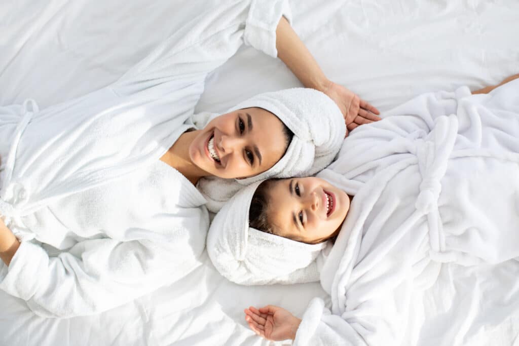 Mutter und Tochter im Bademantel