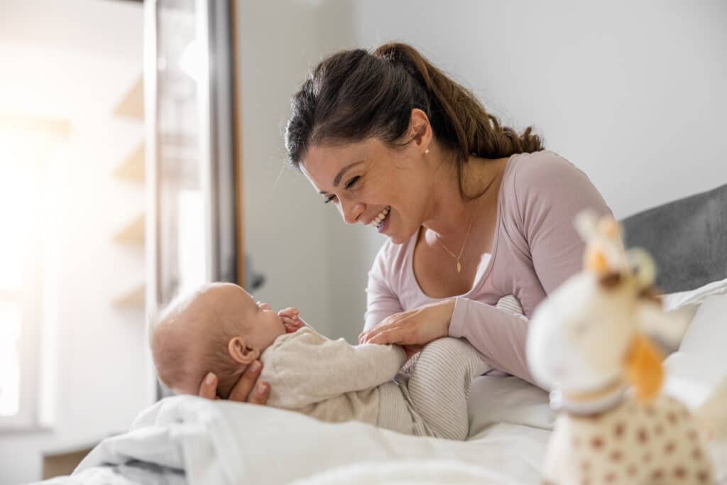 Mutter und drei Monate altes Baby