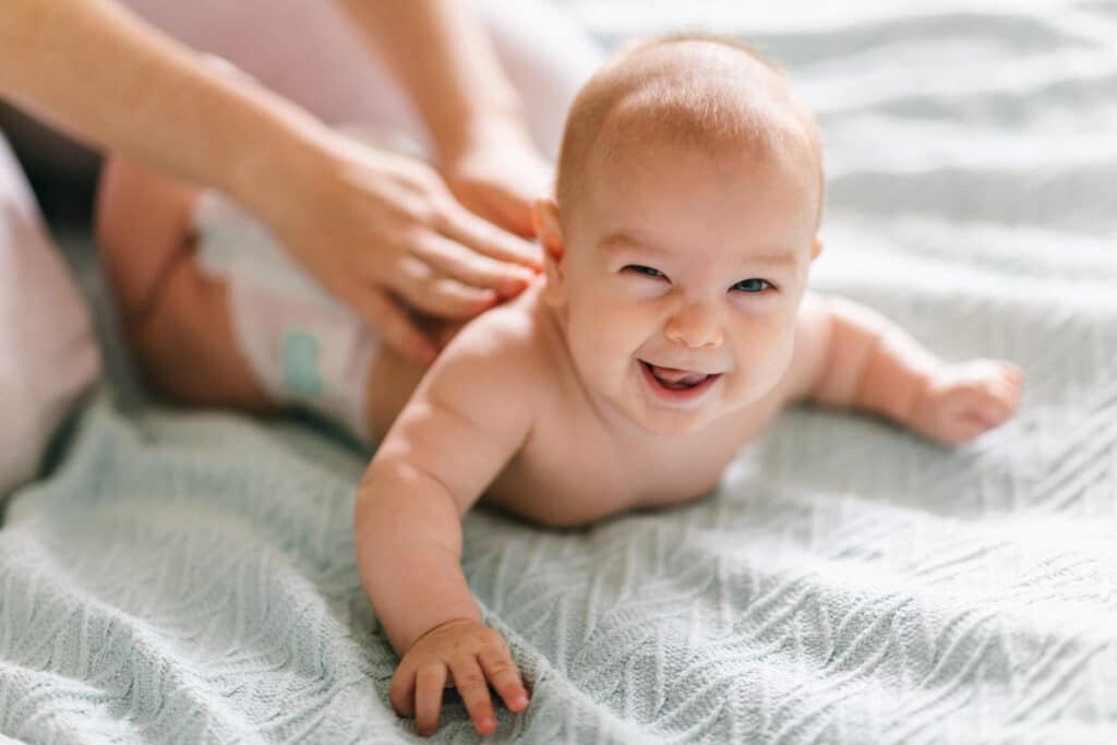 Spiele und Babymassage mit vier Monaten