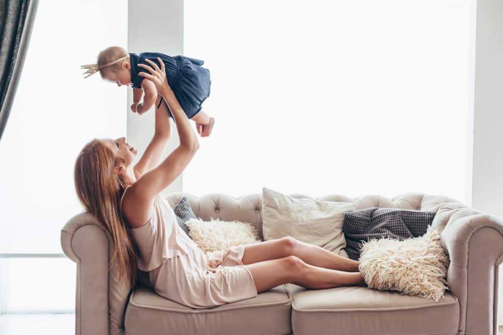 Liebevolle Begleitung von acht Monate altem Baby