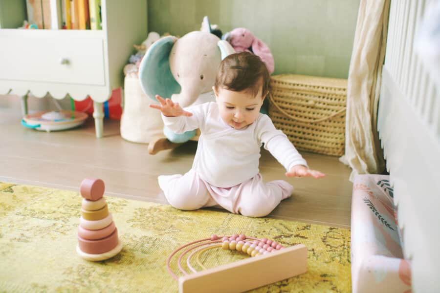 Dein Baby im 9. Monat: Entwicklung und Förderung