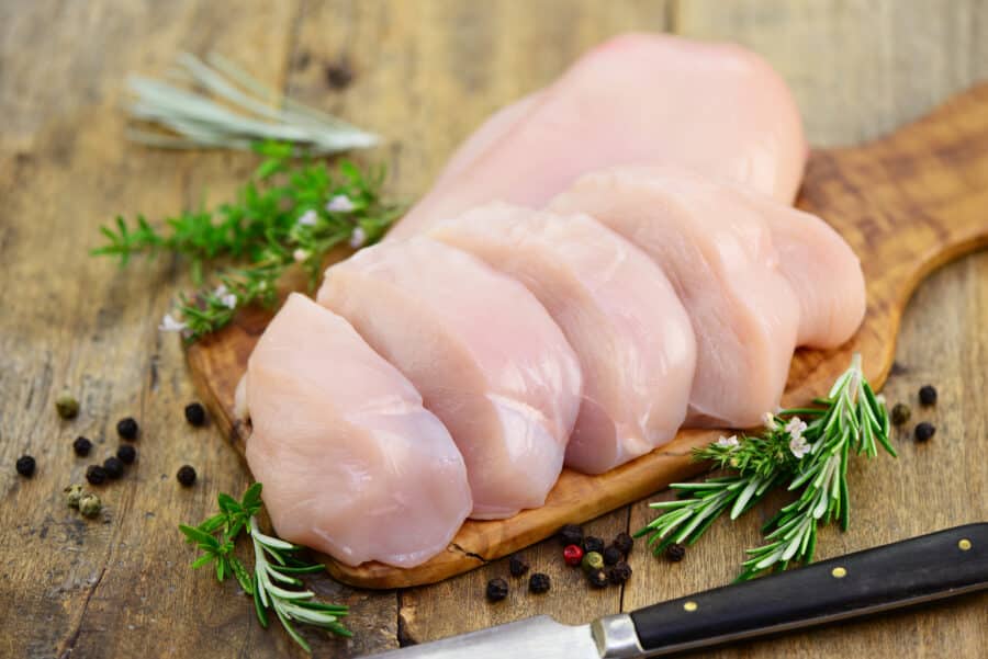 Hähnchenfleisch im Test: Mehr als die Hälfte ist mit antibiotikaresistenten Keimen belastet 
