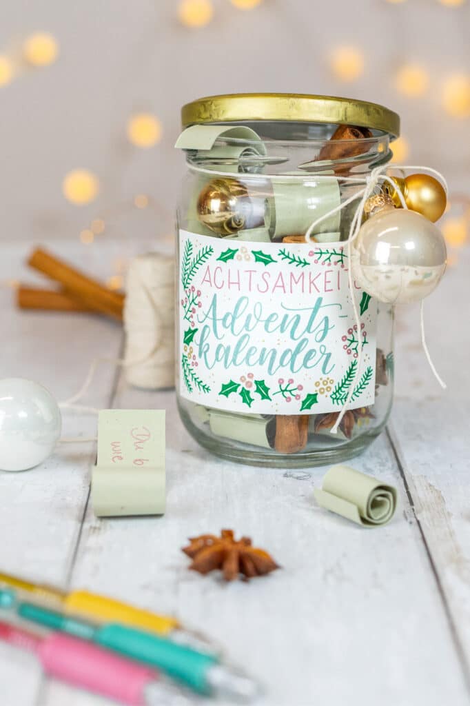 24 handgeschriebene Botschaften laden in der Adventszeit zum Innehalten ein.
Foto: DJD/Pilot Pen