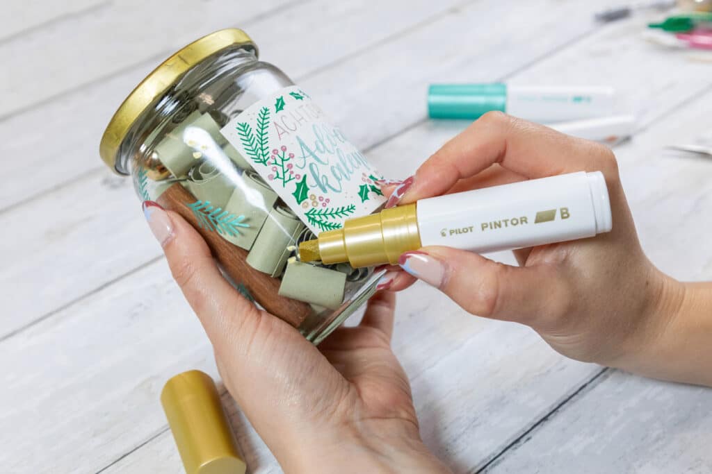 Das Glas mit den Lieblingsmotiven verzieren. Die 24 Zettelröllchen kommen ins Innere.
Foto: DJD/Pilot Pen