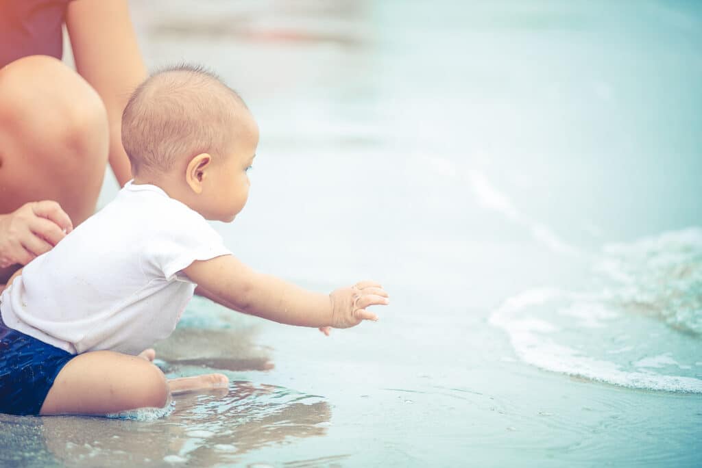 Baby mit 10 Monaten - Spielen im Alltag