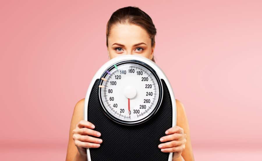 Emotionen auf der Waage: Wie Schlaf, Stress und Psyche das Gewicht steuern