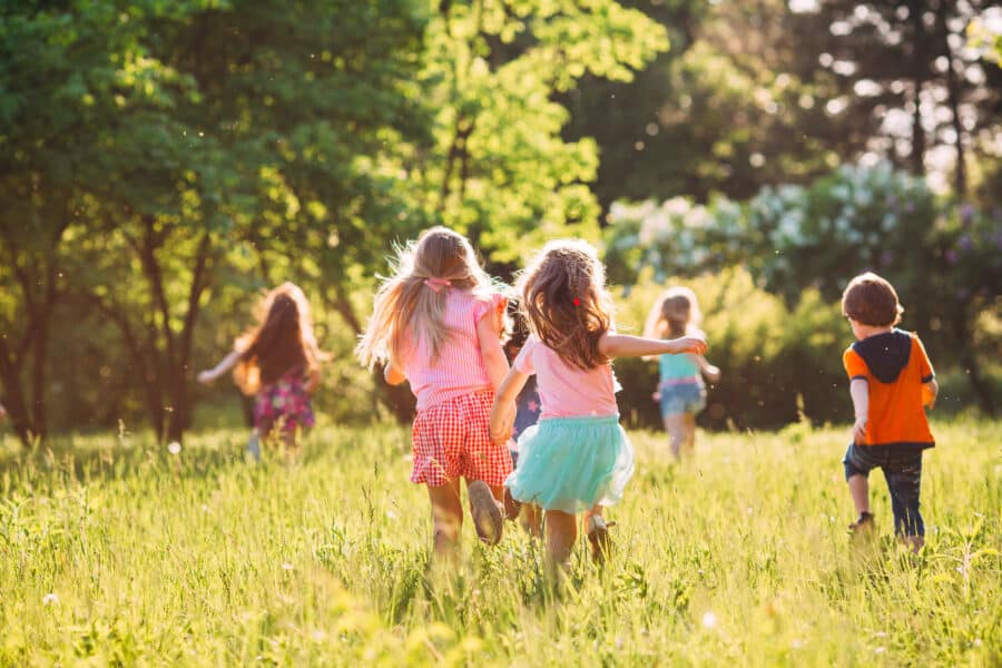 Feuer, Wasser, Sturm: Spielanleitung für Kinder (drinnen & draußen)