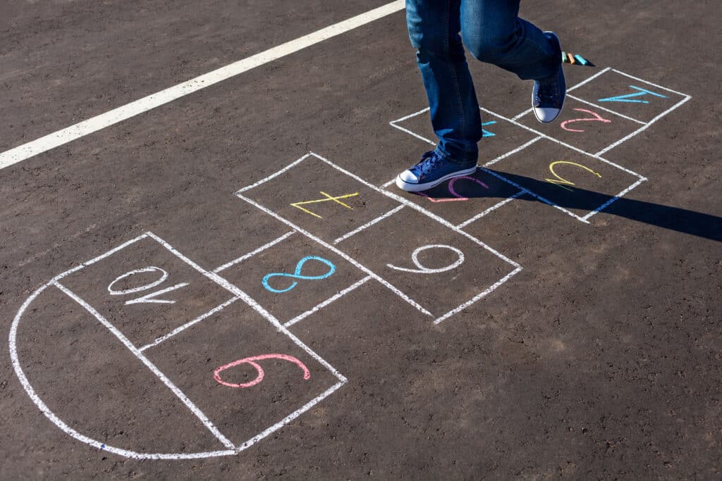 Himmel und Hölle – Spielanleitung für das spontane Hüpfspiel