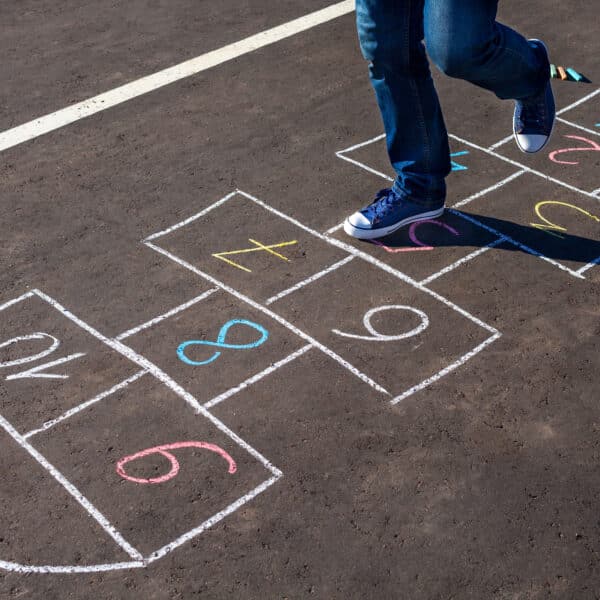 Himmel und Hölle – Spielanleitung für das spontane Hüpfspiel