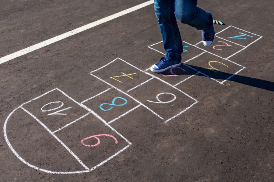 Himmel und Hölle: Das Hüpfspiel für draußen einfach erklärt