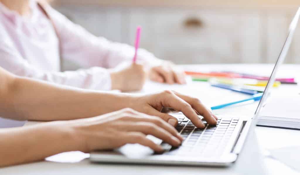 Mutter Homeoffice Tochter malt ein Bild