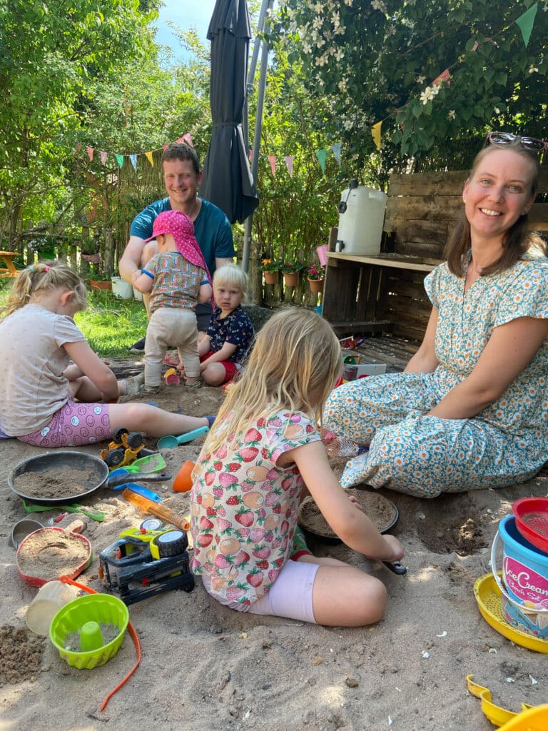 "Wir wollen im Kinderdorf einen Ort schaffen, an dem Kinder wieder Vertrauen fassen können. Ein Zuhause, in dem sie sich geborgen fühlen, angenommen und verstanden werden“, erklärt die gelernte Erzieherin Vanessa Allig (rechts im Bild).
Foto: DJD/www.albert-schweitzer-verband.de
