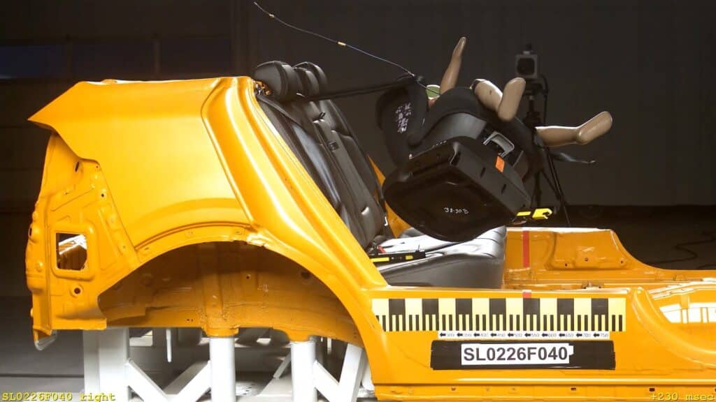 Dieser Kindersitz fliegt beim Crash-Test im hohen Bogen durch das Auto. 
(Bild: © Stiftung Warentest)