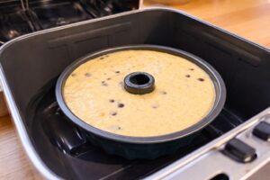 Bananenkuchen Teig Gugelhupfform im Airfryer