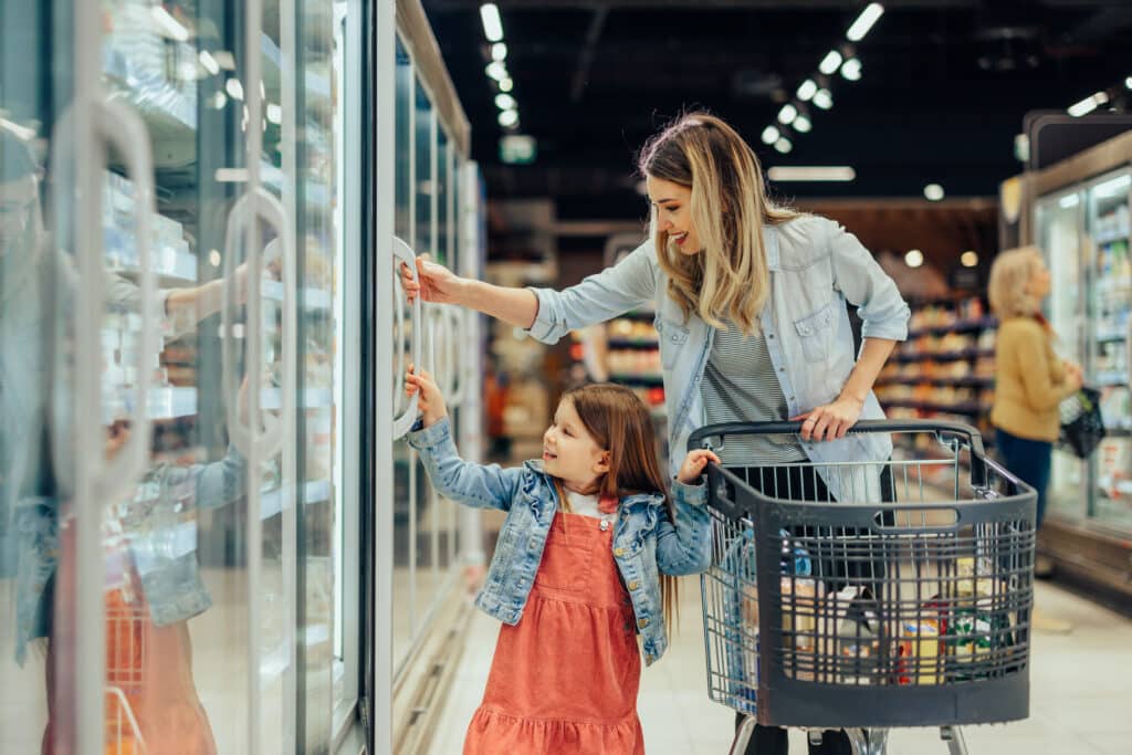 Mit Kind im Supermarkt