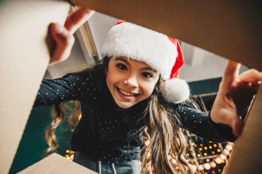 Die 10 besten Weihnachtsgeschenke für Familien: Weihnachtspullover & Co. schön verpackt