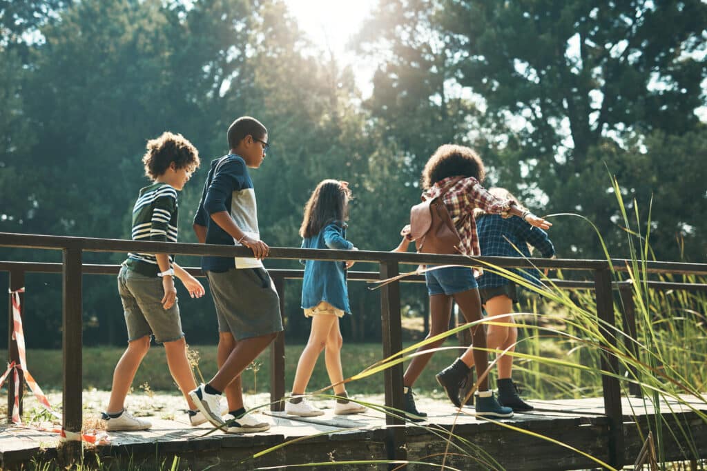 Kinder neugierig und glücklich in der Natur
