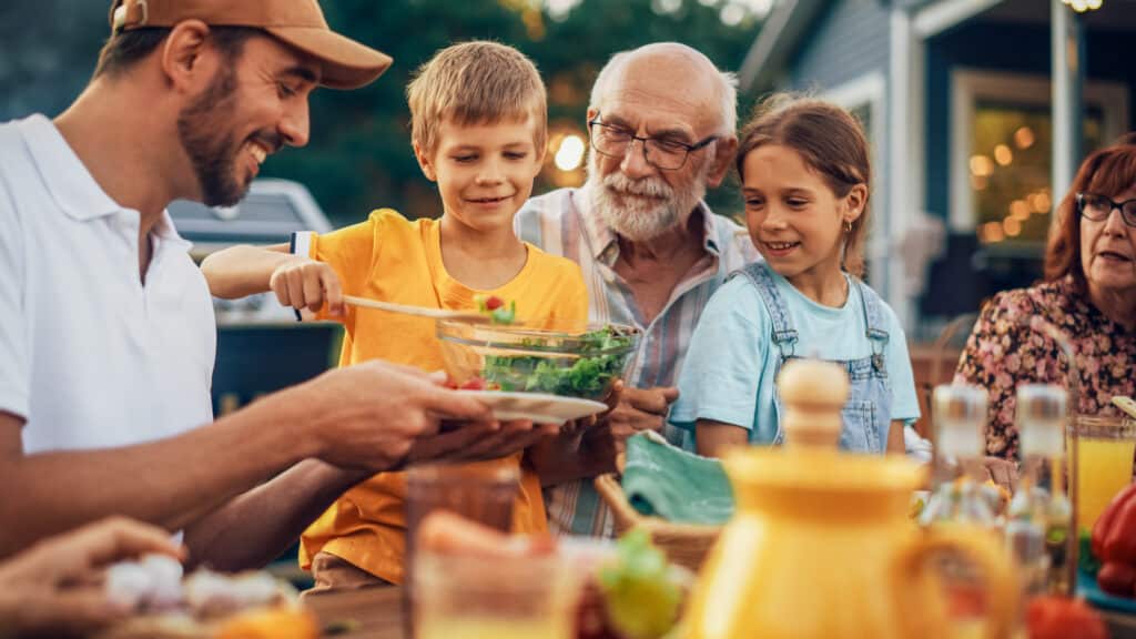 Essen im Freien mit der Familie