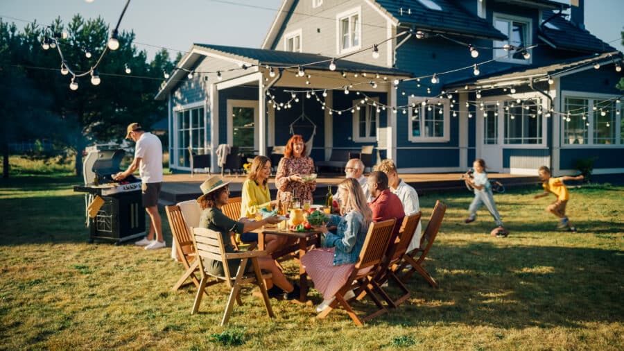 Gemeinsam draußen essen: So wird euer Garten zum Lieblingsplatz der Familie
