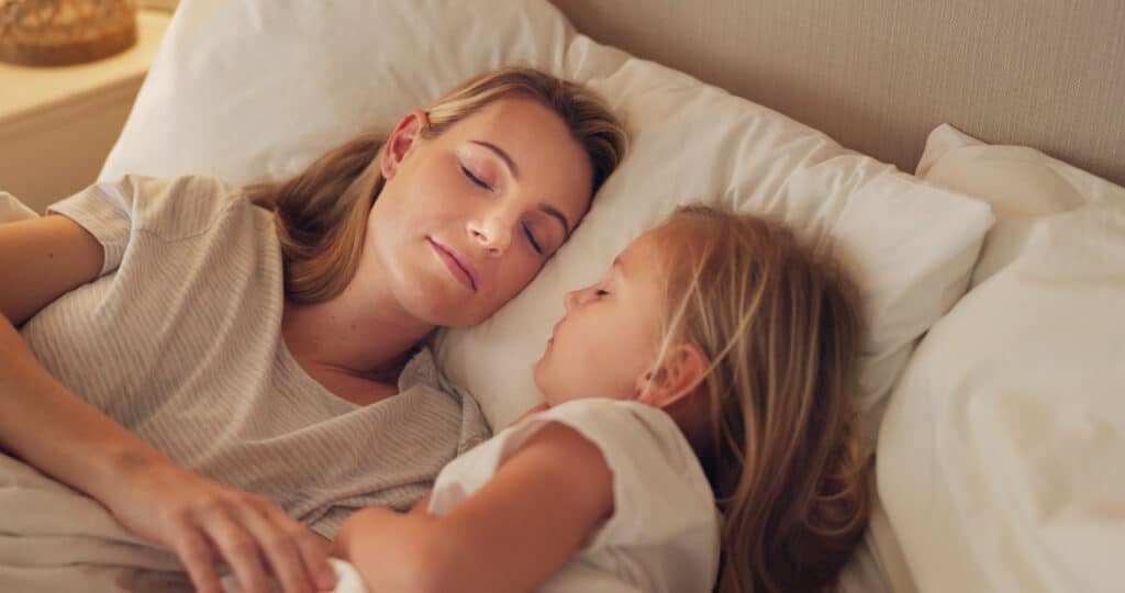 Mutter bei Einschlafhilfe mit eingeschlafen