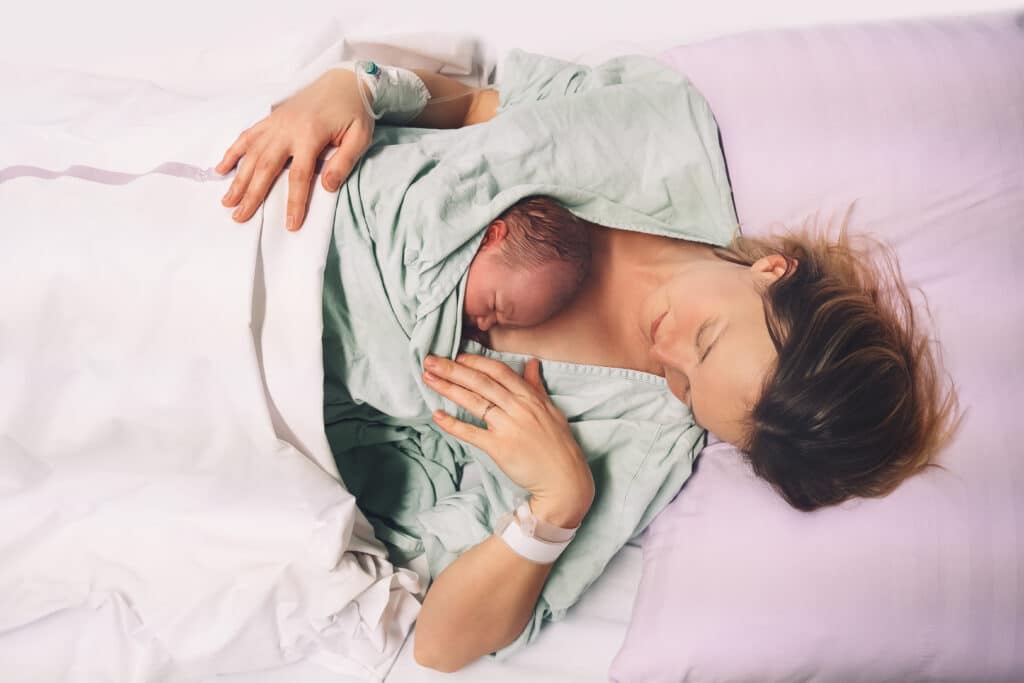 Mutter und Baby direkt nach der Geburt