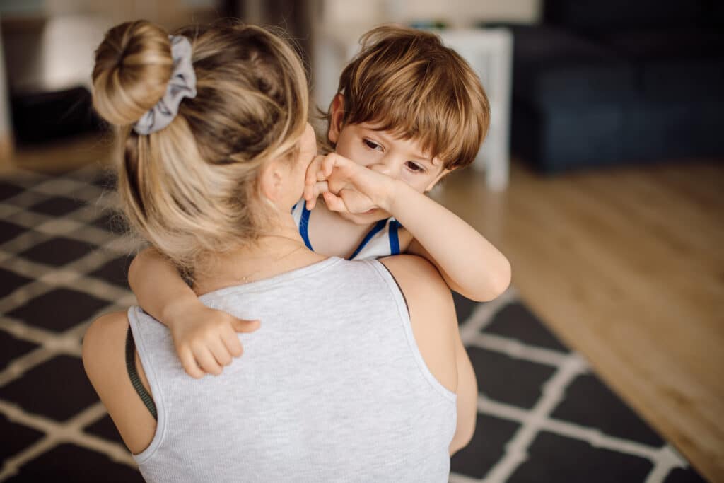 Mutter und Kind nach einem Wutanfall