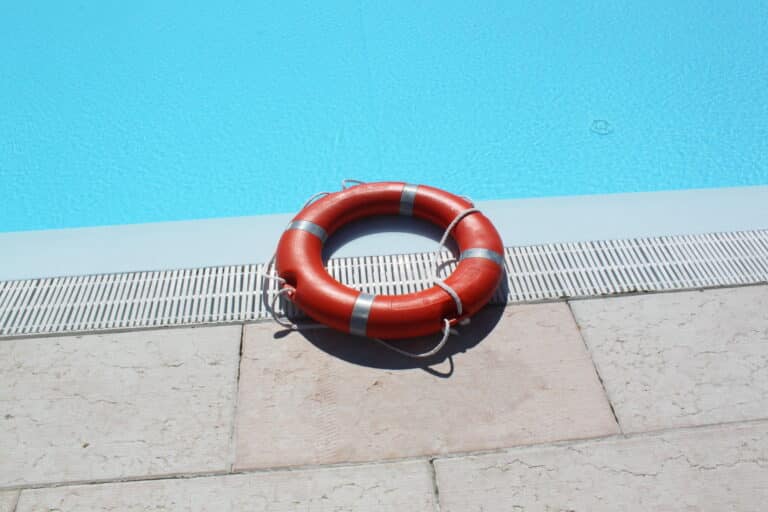 Vier Kinder retten Zweijährigen im Freibad