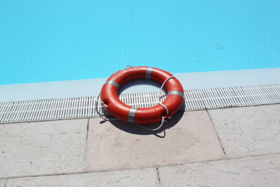 Vier Kinder retten Zweijährigen im Freibad