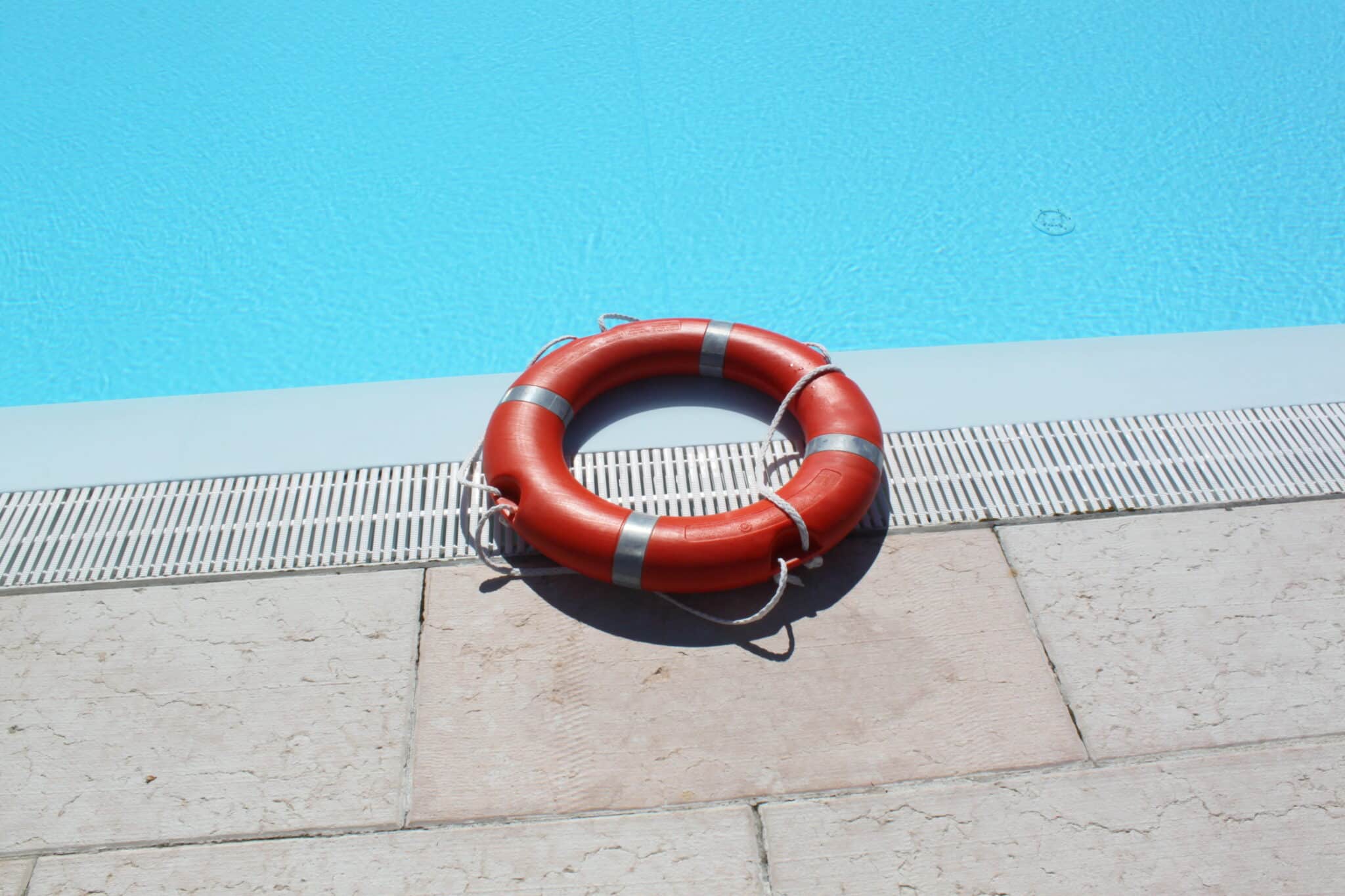 Vier Kinder retten Zweijährigen im Freibad