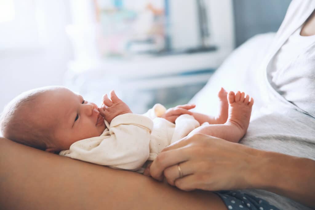Was passiert im Wochenbett - Mutetr mit Neugeborenem