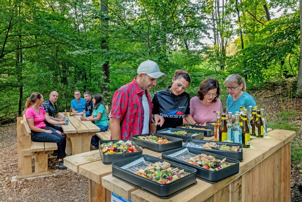 Hier wird für Outdoorfans „uffgetischt“: Die drei kulinarischen Rastplätze im Naturpark Habichtswald laden zu außergewöhnlichen Pausen ein.