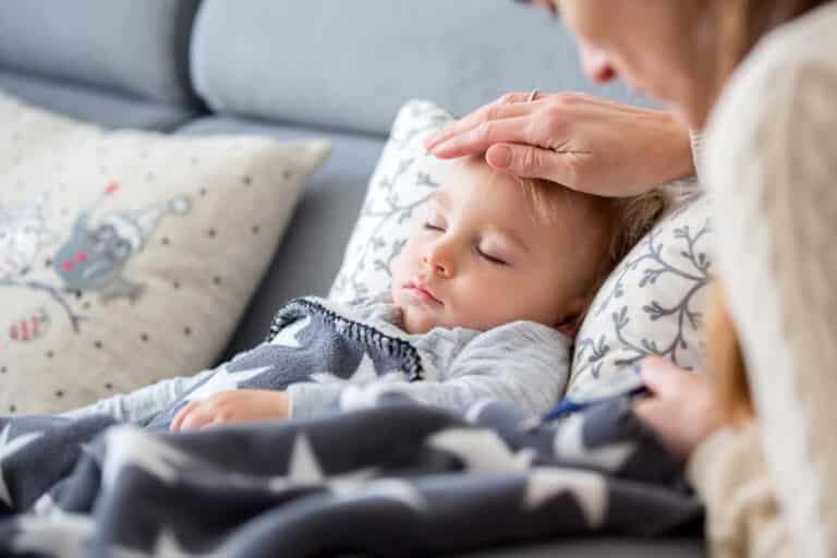Drei-Tage-Fieber bei Kindern: Symptome, Ausschlag und Ansteckung