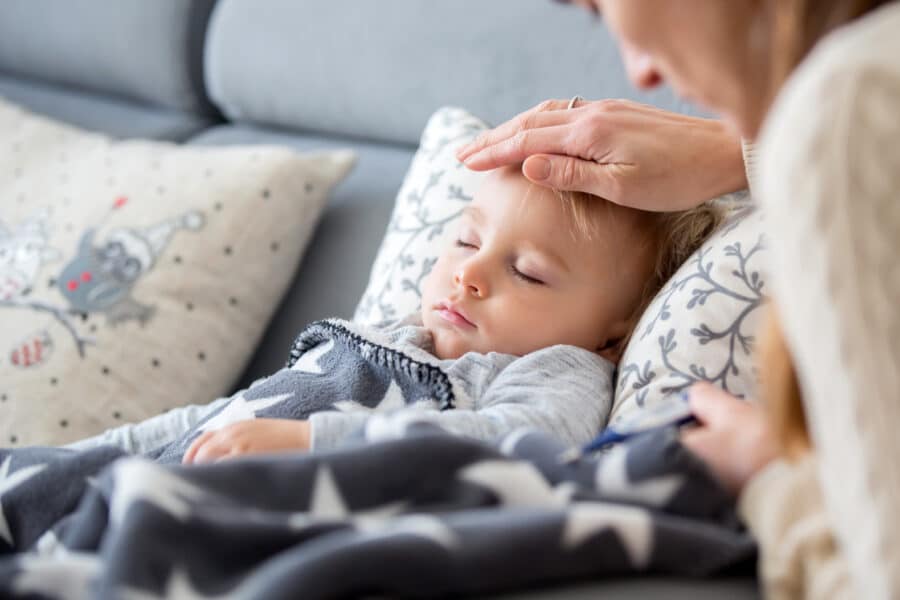 Drei-Tage-Fieber bei Kindern: Symptome, Ausschlag und Ansteckung